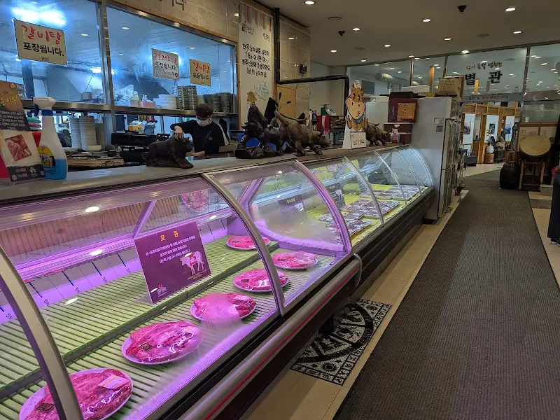 정갈하게 진열된 고기