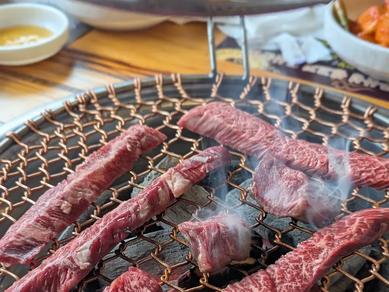 숯불 위에서 익어가는 고기