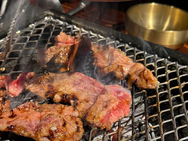 숯불 위에서 익어가는 늑간살