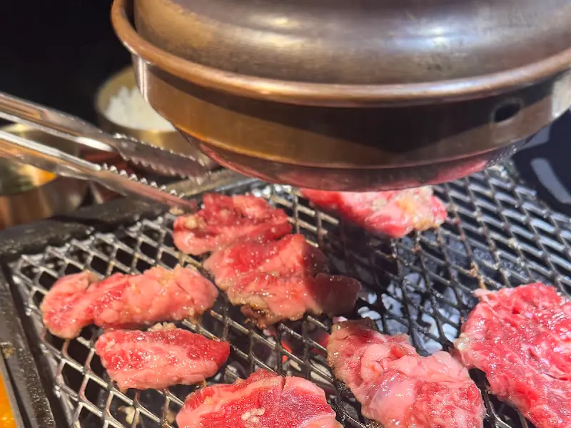 고기를 굽는 모습