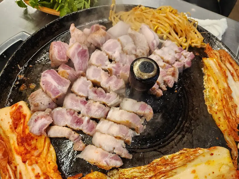 불판 위에서 익어가는 삼겹살