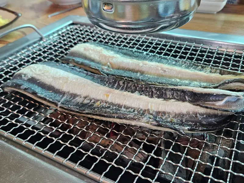 숯불 위에서 노릇노릇 익어가는 장어구이