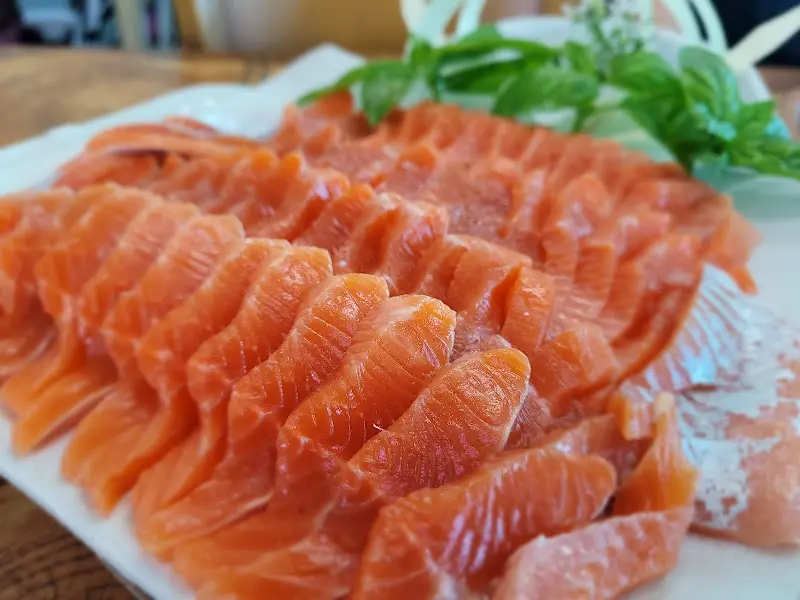 싱싱한 송어회의 매혹적인 붉은 빛깔