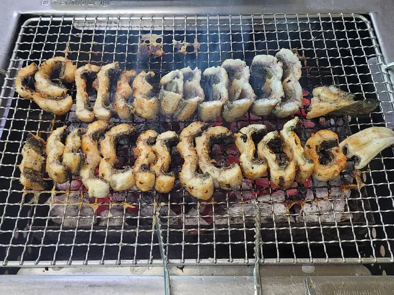 숯불 위에서 구워지는 장어