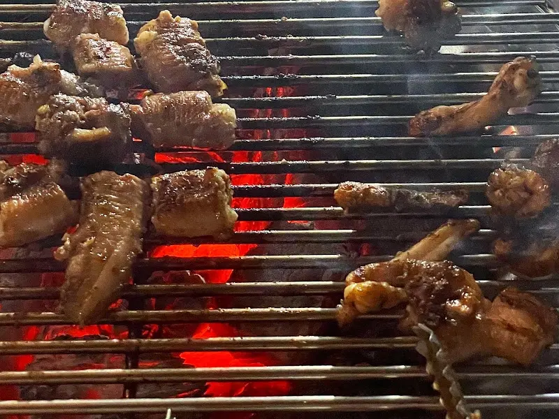 숯불 위에서 익어가는 꼼장어 조각들