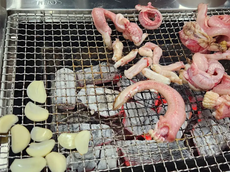 숯불 위 꼼장어와 마늘