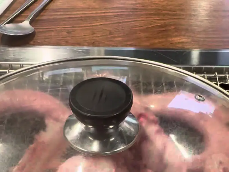 꼼장어가 구워지는 불판 덮개