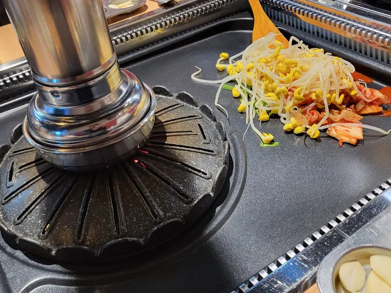 불판과 김치, 콩나물