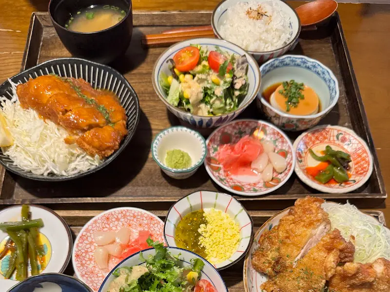 치킨난반 정식 한 상 차림