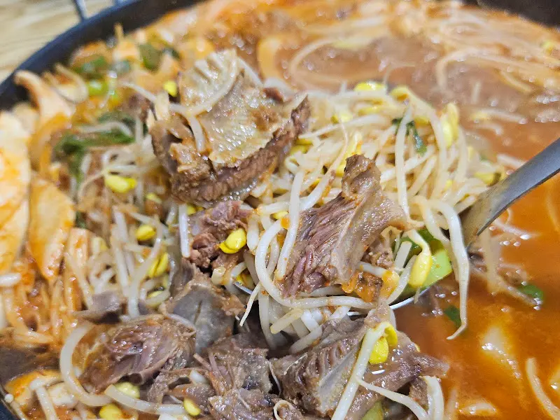 수북하게 쌓인 고기와 콩나물의 조화