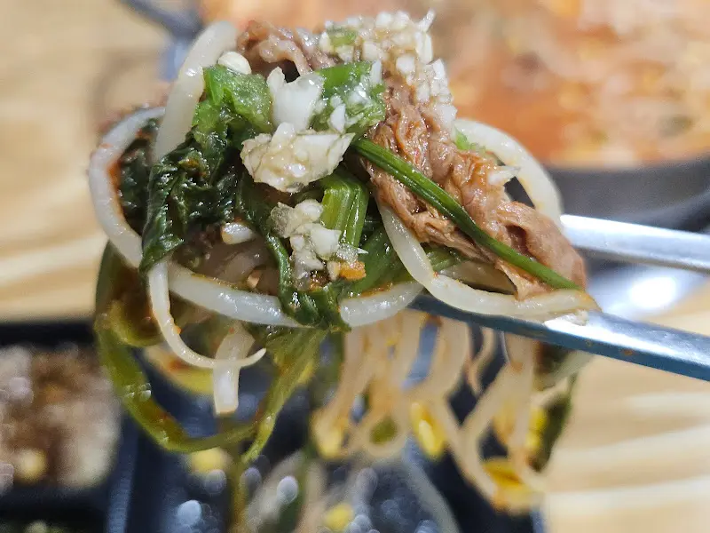 젓가락으로 집어 올린 고기, 야채, 면의 완벽한 조합