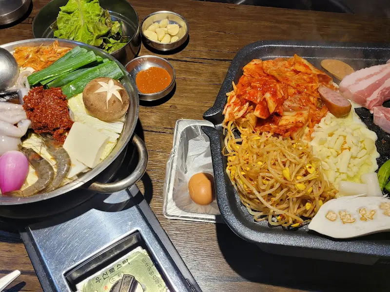 해물탕과 삼겹살이 함께 놓여진 테이블 전경