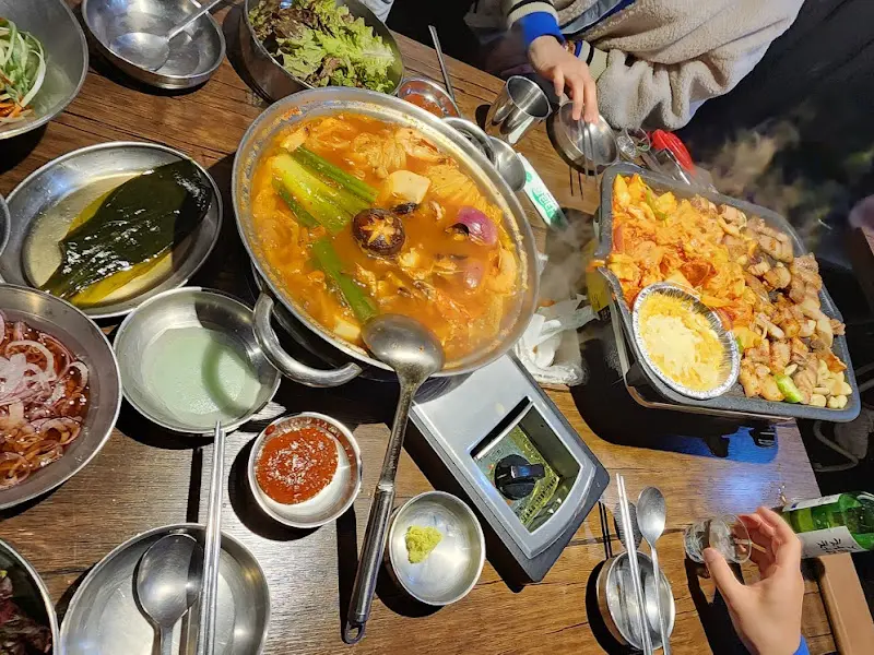 테이블 가득 차려진 음식