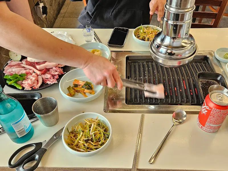 고기를 굽는 모습