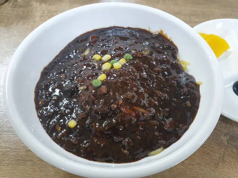 윤기가 흐르는 짜장면