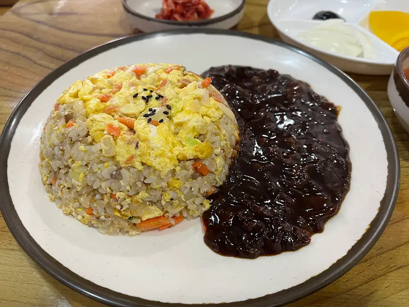 볶음밥과 짜장 소스