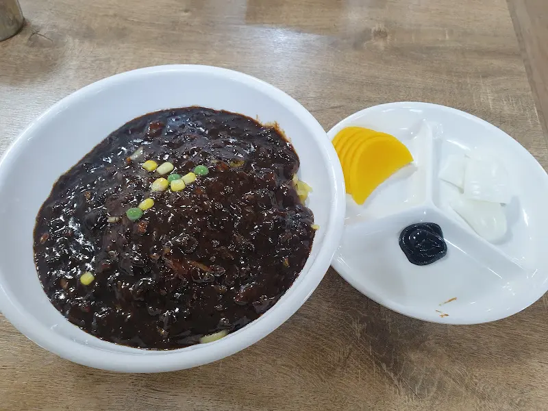 짜장면과 기본 반찬