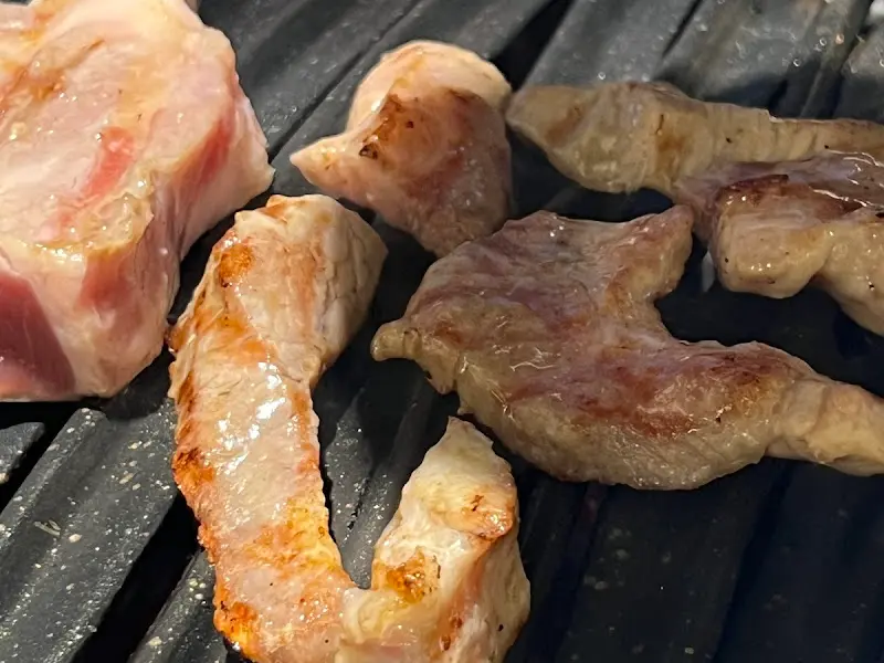 숯불 위에서 익어가는 돼지고기