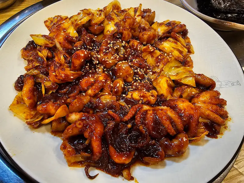 윤기가 흐르는 쭈꾸미볶음