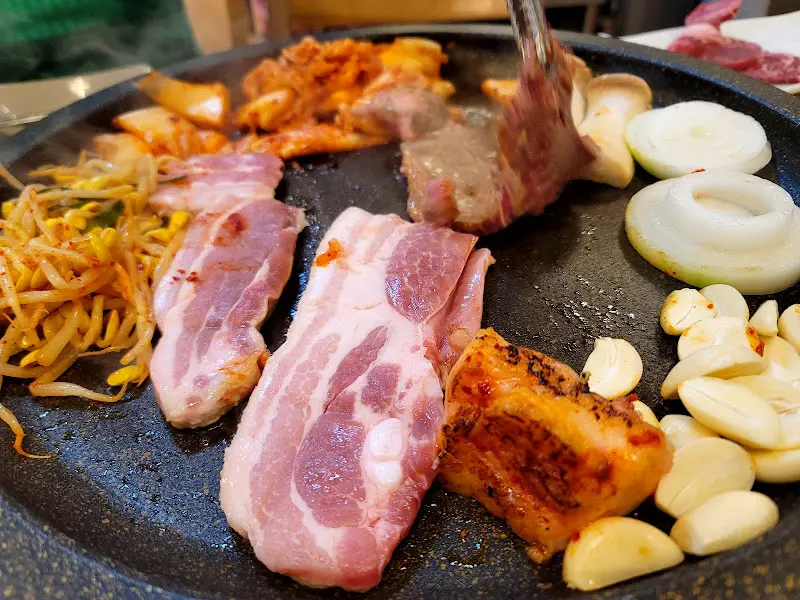 삼겹살과 함께 구워지는 김치와 콩나물