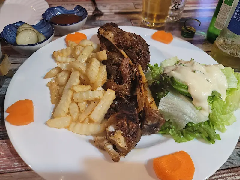 양고기 스테이크와 샐러드의 조화