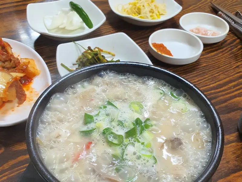 신창 옥암동 순대국밥 전체 상차림