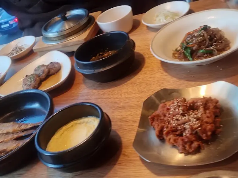 다채로운 반찬들이 한 상 가득 차려진 모습