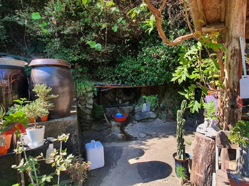 옹달샘 주변의 아기자기한 풍경