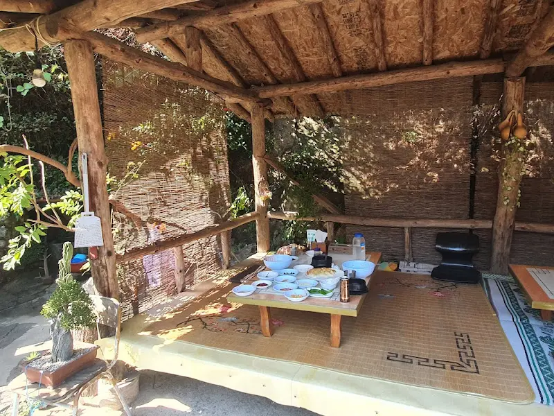 숲속 야외 테이블