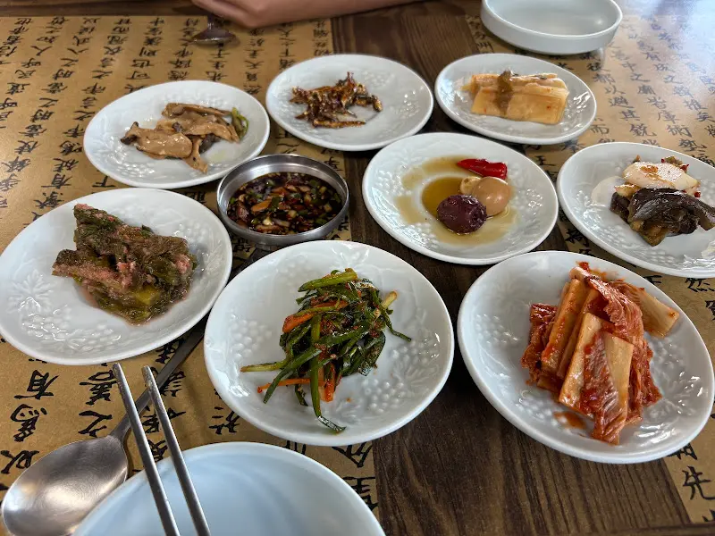 정갈하게 차려진 밑반찬