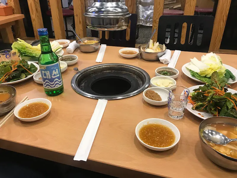 다양한 곁들임 메뉴와 깔끔한 테이블 세팅