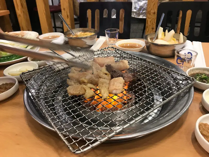 숯불 위에서 맛있게 익어가는 곱창