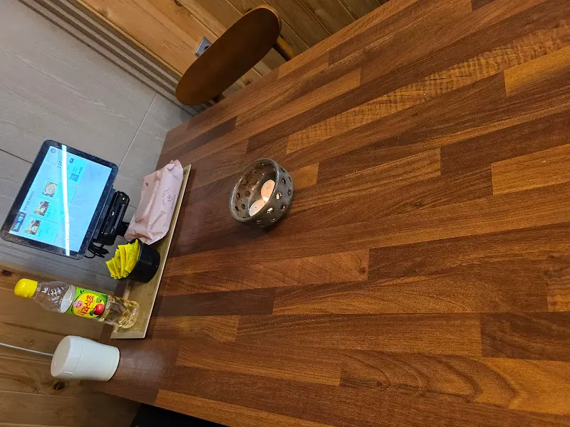 테이블에 설치된 키오스크