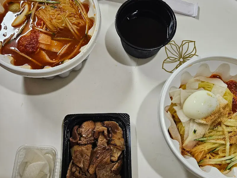 포장된 밀면과 석쇠구이