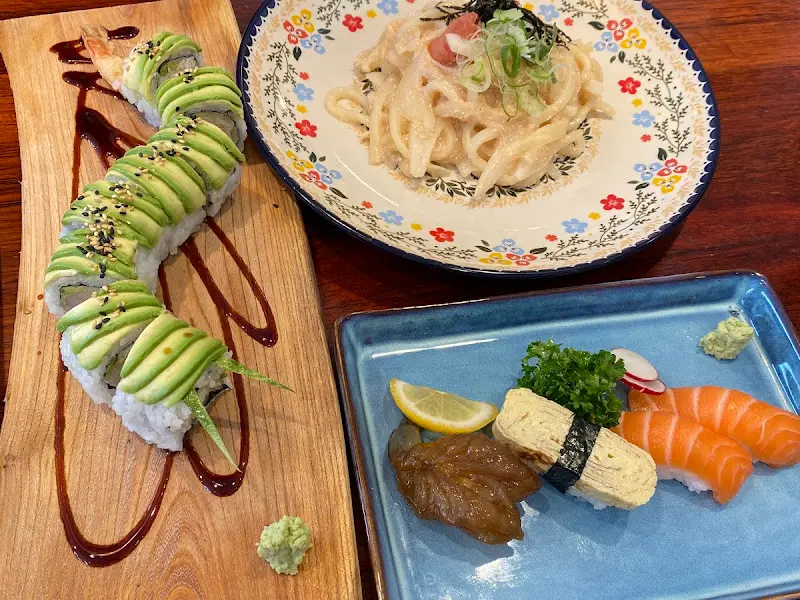 아름다운 플레이팅이 돋보이는 아보카도 롤과 명란 우동