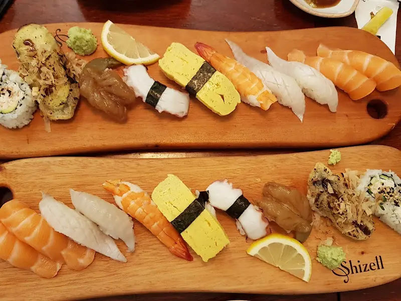 다양한 종류의 초밥을 맛볼 수 있는 초밥 세트