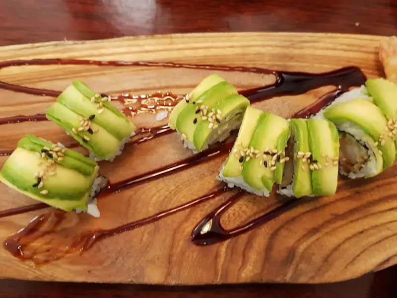 아보카도 롤의 단면