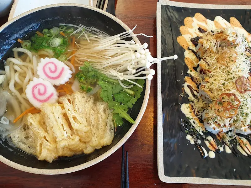 푸짐한 우동과 롤