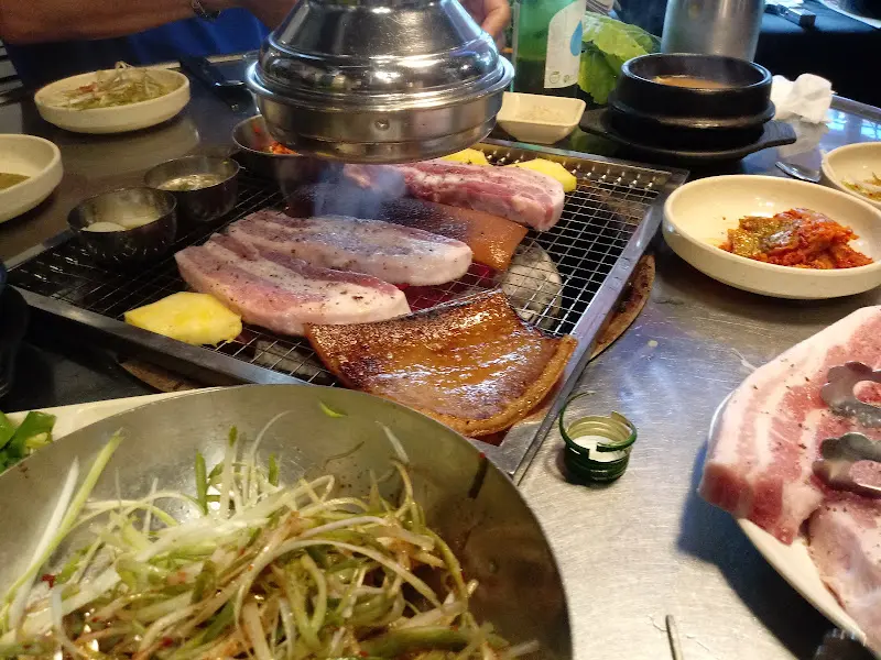 숯불 위 삼겹살