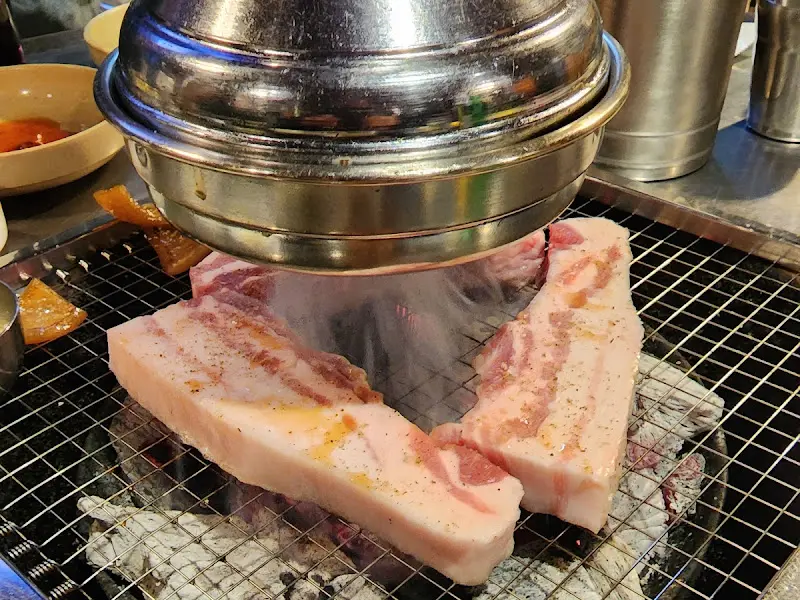 숯불 위 돼지 고기