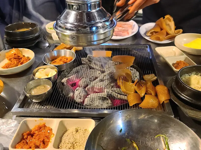 고기를 굽는 모습