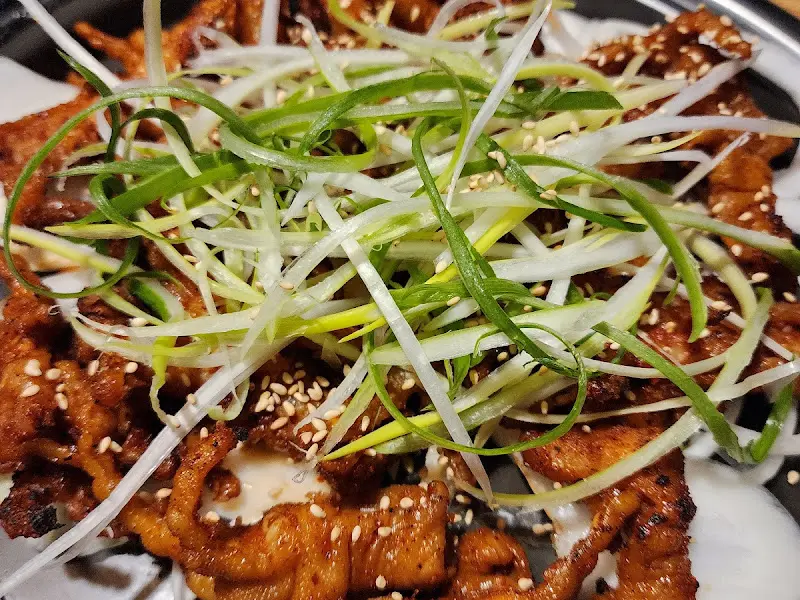 매콤한 양념과 파채의 조화가 일품인 숯불닭발