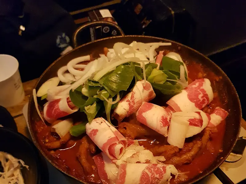 우삼겹이 듬뿍 들어간 짜글이 닭발