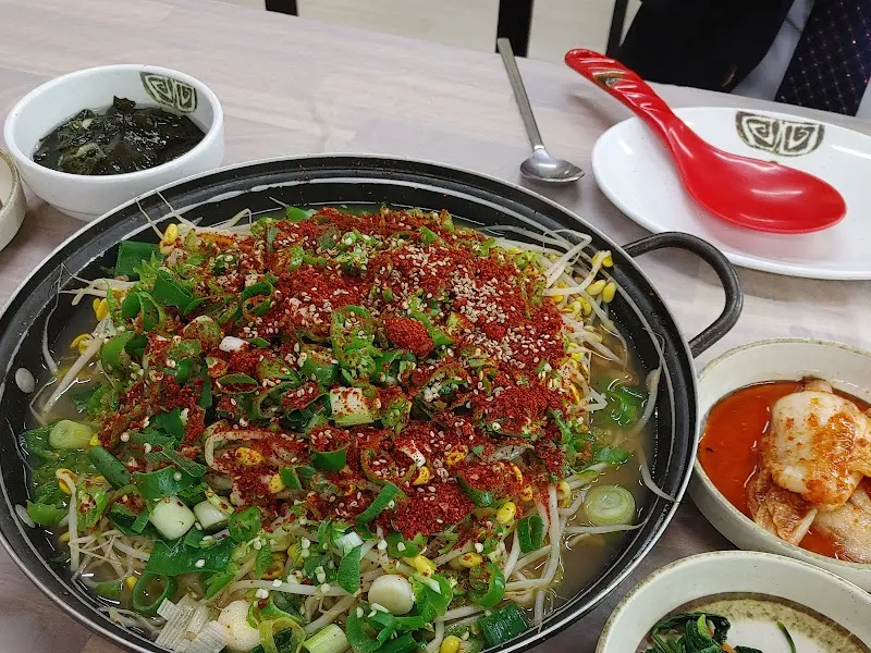 고춧가루와 파가 듬뿍 뿌려진 명태찜