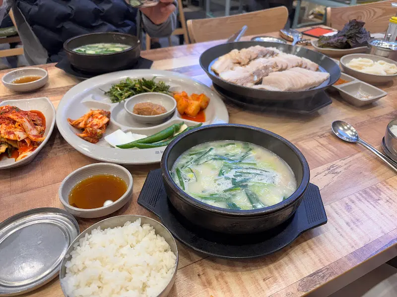 밀양가산돼지국밥 한상차림