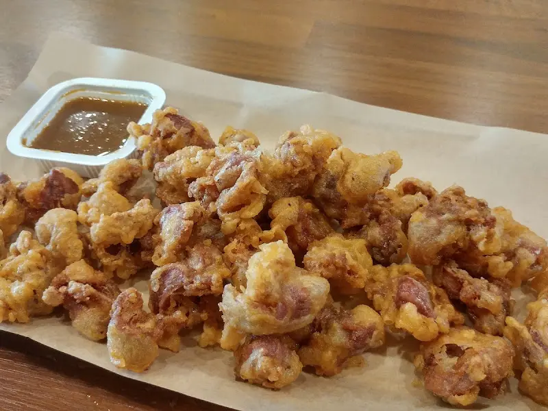 푸짐하게 담겨 나온 닭똥집 튀김