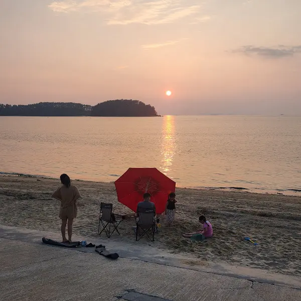 붉게 물든 노을이 아름다운 바닷가 풍경