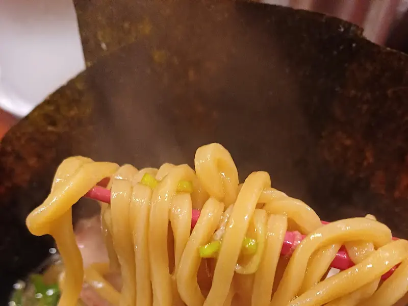 젓가락으로 들어올린 라멘 면발