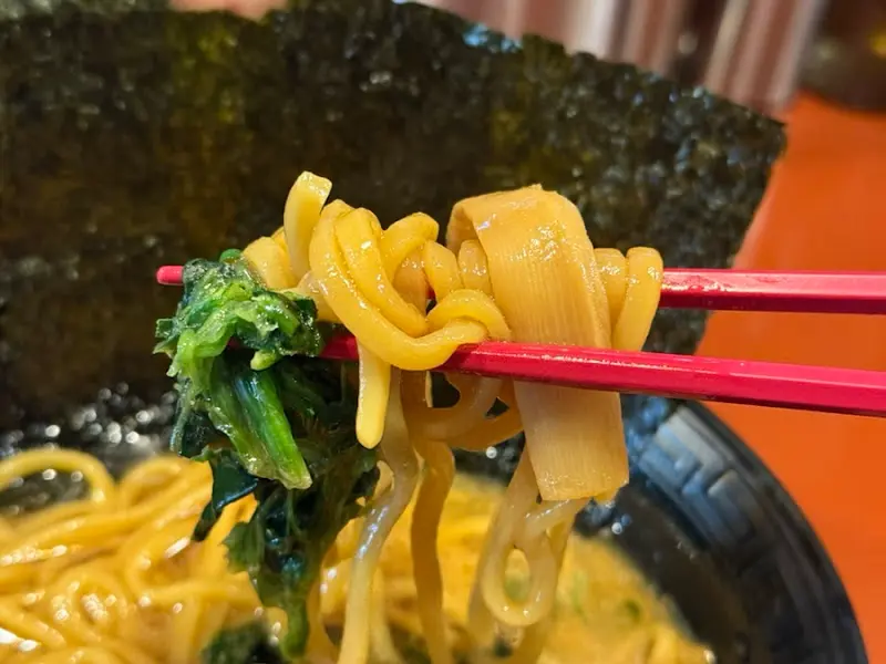 젓가락으로 면과 죽순을 함께 집어 올린 모습