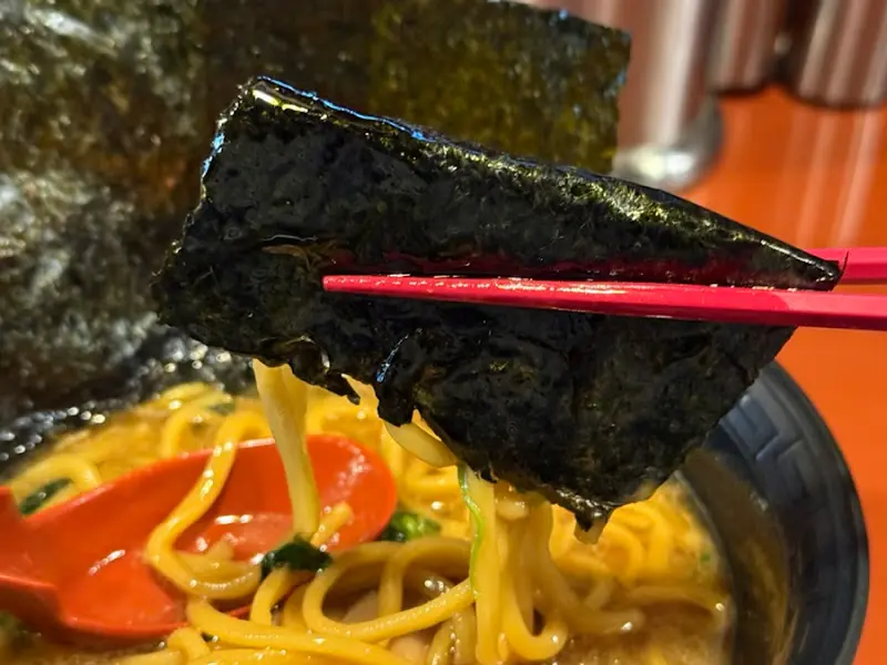 젓가락으로 김을 들어올린 모습